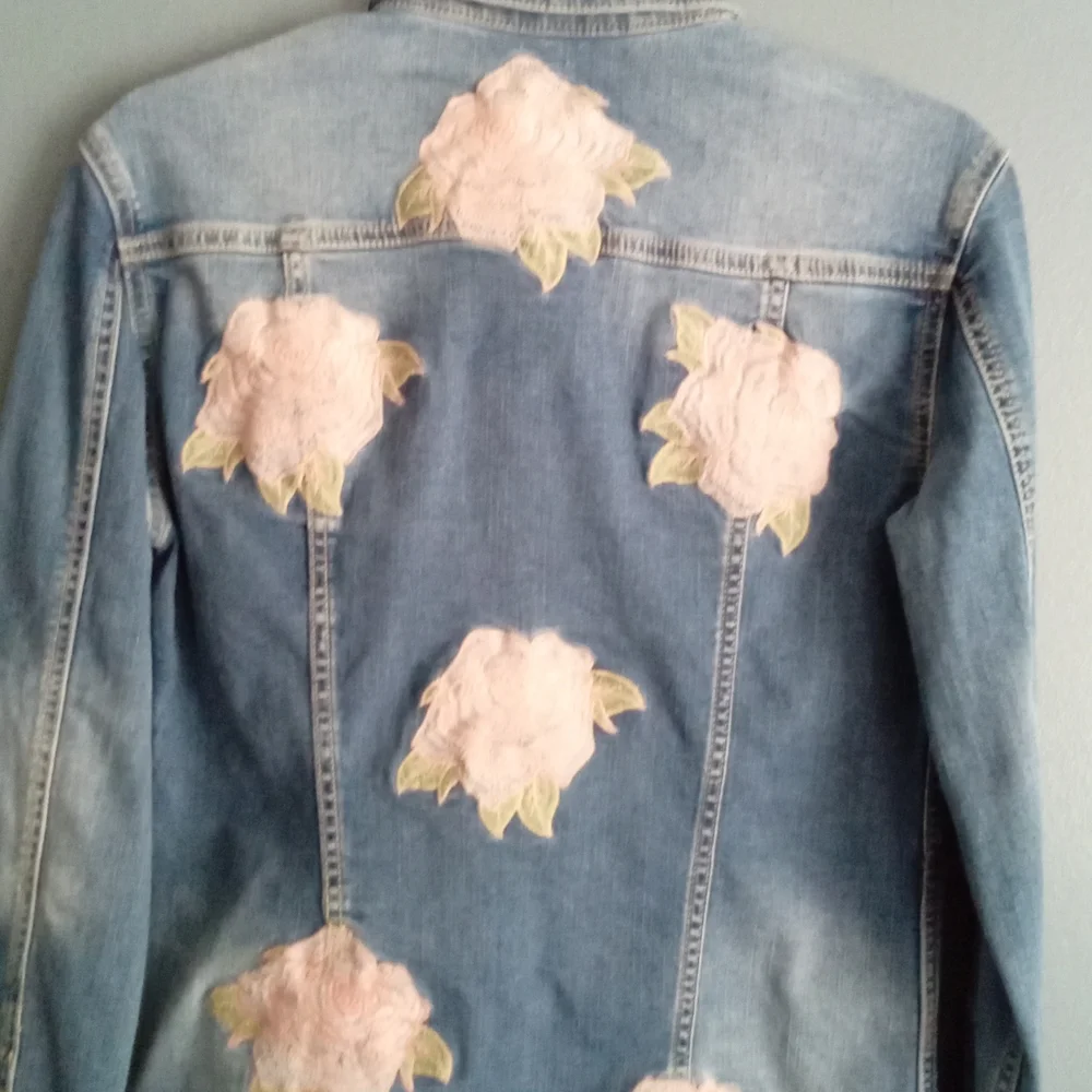 Denim Jacket Embroidered Floral‎ Applique Light Wash Distressed Button Up